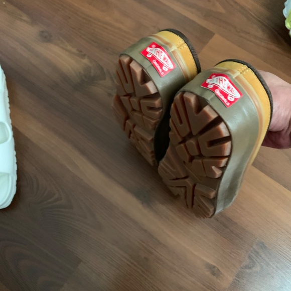 Vans - Picture 3 of 4